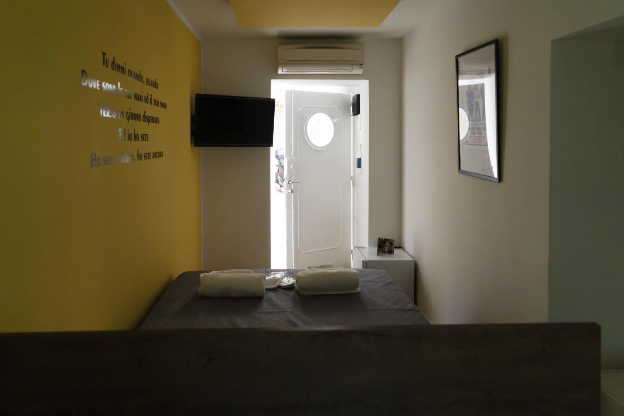 Yes I Know My Room - Mini Room Martiri Neapel Exteriör bild